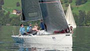 Roger Schumacher (mit blauer Mütze) und seine Crew vom Yacht-Club Luzern siegten dank der richtigen Windunterstützung. (Bild: Walter Rudin (Gersau, 23. September 2017))