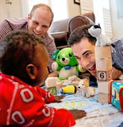 Was in der Schweiz diskutiert wird, ist in Amerika bereits Realität: das schwule Ehepaar Gregg Pitts (links) und Brooks Brunson mit Adoptivsohn Thomas.Bild: Jacqueline Martin/Keystone (Washington, 19. Mai 2016)