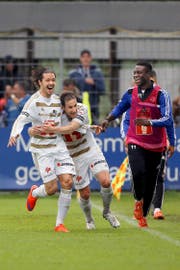 Grenzenlose Freude: Jérôme Thiesson (Mitte) umarmt 3:1-Torschütze Adrian Winter. Ridge Mobulu (rechts) freut sich mit. (Bild: EQ Images/Marc Schumacher)