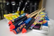 Bei der Urner Polizei gehen nur wenige Reklamationen zum missbräuchlichen Abbrennen von Feuerwerken ein. (Bild: Keystone / Peter Schneider)