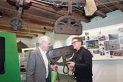 Museumsleiter Stefan Zollinger und der technische Berater Reto Canale in der Ausstellung im ersten Stock des Salzmagazins. Bild rechts: Der Stehlift von der Liegewiese des Hotels Fürigen zum Vierwaldstättersee war ein Unikat. (Bilder: Marion Wannemacher (Stans, 22. März 2018)/Leonard von Matt)