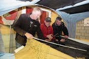Sie arbeiten am neuen Fasnachtswagen. Von links: Hugo Käslin, Werner von Ah und Beat Käslin. (Bild: Richard Greuter (Beckenried, 31. Januar 2018))