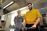 Geschäftsführer Philippe Engi und Koch Bruno Welti kümmern sich seit einem halben Jahr um das Wohl der Gäste im «Lehnhof». (Bild Anian Heierli)