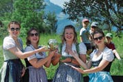 Die Ehrendamen präsentieren den Lebendpreis. (Bild: Marlis Wipfli (Flüelen, 10. Juni 2017))