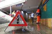 Zurzeit läuft die Reinigung der überfluteten Unterführung. (Bild: Geri Holdener / Bote der Urschweiz)