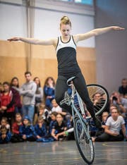 Alessa Hotz bei der Ausführung von Lenkerstanddrehungen. (Bild: Roger Grütter (Luzern, 3. März 2018))