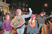 Der glanzvolle, stolze Marsch durch die Strassen von Unteriberg: Wendy Holdener in ihrem Heimatdorf mit Blumenstrauss und viel, viel Emotionen. (Bild: Nadia Schärli (Unteriberg, 21. Februar 2017))