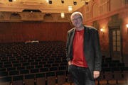 Heinz Keller im grossen Saal des Theaters Uri. Der 62-jährige Kulturmanager leitet das Haus seit 17 Jahren. (Bild: Urs Hanhart (Altdorf, 3. 11. 2017))