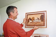 Thomas Moser bei den Vorbereitungen für seine Ausstellung. (Bild: Marion Wannemacher (Flüeli-Ranft, 26. April 2017))