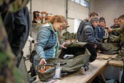 Corinna Goetschi-Hertig gibt ihr Armee-Material ab. (Bild: Corinne Glanzmann (Stans, 6. Dezember 2017))