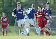Gleich drei Luzerner Akteure – Idriz Voca, Remo Arnold und Phy Nguyen (von links) – kümmern sich um den Surseer Mittelfeldspieler Lazar Lukic. (Bild: Pius Amrein (Sursee, 29. April 2017))
