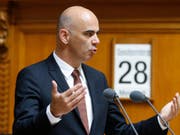 Bundesrat Alain Berset vertritt die Reform der Altersvorsorge im Nationalrat. (Bild: KEYSTONE/PETER KLAUNZER)