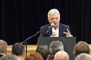Beat Roeschlin, als er am 16. Januar an der Gemeindeversammlung seine Kandidatur für das Gemeindepräsidium von Tujetsch bekannt gab. (Archivbild Keystone/Gian Ehrenzeller)