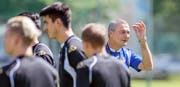 Will seinen Spielern im Training auch Freude vermitteln: Andrea Manzo, der neue Trainer des FC Lugano. (Bild: Keystone/Samuel Golay)