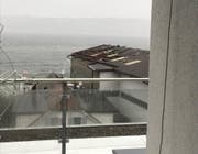 Teile des Dachs der Bootswerft Pedrazzini in Bäch wurden vom Wind weggefegt. (Bild: Leserbild Kurt Zurbuchen)