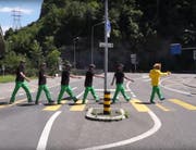 Die Beatles hatten ihre Abbey Road, Horst hat die Lauerzerseestrasse vor dem Barcarola. (Bild: Youtube)