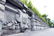 Das Wappen aus Sandstein ist alles, was vom einstigen Hauptsitz der Kirschwasser-Gesellschaft übrig blieb. (Bild Werner Schelbert)