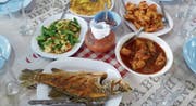 An jeder Ecke werden in Garküchen typische Thai-Köstlichkeiten gekocht und verkauft. (Bild: Elisabeth Reisp)