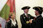 Niklaus Minder und Ehefrau Christine sind das neue Zunftpaar der Frohsinngesellschaft – nach der Ernennung gratuliert Vorstandsmitglied Josef K. Scheuber. (Bild: Richard Greuter (Stans, 8. Dezember 2017))
