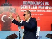 Der "Sultan", wie Erdogan-Kritiker den türkischen Präsidenten auch nennen, lässt sich am Sonntag von Hunderttausenden in Istanbul feiern. (Bild: KEYSTONE/AP Presidential Press Service/KAYHAN OZER)