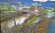 Die rote Eichibrücke bleibt bestehen, die Sarneraa wird darunter abgesenkt und davor verbreitert. Die Etschistrasse (Bildmitte unten) wird nach dem Abschluss der Bauarbeiten im Bereich des Wichelsee-Wehrs abgerissen. (Bild: Markus von Rotz/OW)