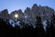 Die Sonne scheint am 29. Januar 2018 durchs Grossmutterloch in der Gastlosen-Kette bei Jaun FR. (Bild: Keystone / Jean-Christophe Bott)