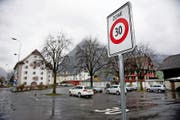 Eine der Tempo-30-Tafeln auf dem Parkplatz vor dem Landsgemeindeplatz in Wil/Oberdorf. (Bild Corinne Glanzmann)