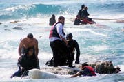 20. April 2015: Um Haaresbreite am Tod vorbei: Einheimische auf Rhodos im Rettungseinsatz. (Bild: AP/Achilleas Zavallis)