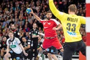 Thun-Topskorer Lukas von Deschwanden (am Ball), hier für das Nationalteam gegen Deutschland im Einsatz. Bild: Ennio Leanza/Keystone (Zürich, 5. November 2016)
