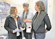 Elia Malevez (von links) mit Esther Christen von der Kulturkommission und Sabine Gebhardt-Fink. (Bild: Romano Cuonz (Stansstad, 8. März 2018))