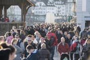 Viele Leute sind am letzten Tag des Jahres bei milden Temperaturen in der Luzerner Altstadt unterwegs. (Bild: Keystone/ Urs Flüeler (Luzern, 31. Dezember 2017))