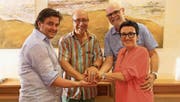 Sie besiegeln den Fortbestand der pionierhaften Artothek per Händedruck (von links): Christian Kathriner (13er Kunsttreff), Hansjörg Zurgilgen (Leiter) und die Gastgeber Josef und Klara Inderbitzin von der «Krone» in Sarnen. (Bild: Romano Cuonz (Sarnen, 23. Juni 2017))