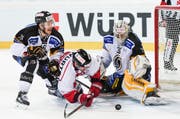 Team Canadas Chris Didomenico, Mitte, kämpft um den Puck mit Luganos Goalie Elvis Merzlikins und Lorenz Kienzle. (Bild: Keystone/ Gian Ehrenzeller)