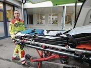 Ivan Planzer, stellvertretender Leiter des Rettungsdienstes, vor dem Kantonsspital Uri. (Bild: Urs Hanhart (Altdorf, 31. August 2017))