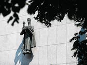 «Der gute Hirte» von Josef Rickenbacher durchbricht die nüchterne Strenge der Kirchenfassade. (Bild: Stefan Kaiser (Zug, 22. Juni 2017))