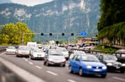 Wenn es auf der Autobahn A2 bei Hergiswil in Richtung Luzern staut, weichen viele durchs Dorf aus. (Bild: Roger Grütter)