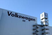 Sind die Abgaswerte von VW und Audi in der Schweiz in Ordnung? Der Importeur Amag geht über die Bücher. (Bild: Keystone/EPA/Erik S. Lesser)