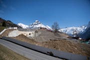 Gebaggert und gesichert: Die Baugrube wäre bereit für weitere Bautätigkeit. Doch es fehlt der Bauherr, der russische Unternehmer Dmitry Yakubovskiy. (Bild: Corinne Glanzmann/OZ, Engelberg, 15. März 2017)