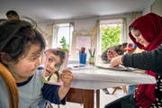 Ramisa (3) spielt mit einem Spiegel, Mutter Narges (25) widmet sich einer Zeichnung. Beide stammen aus Afghanistan. (Bild Christoph Riebli)