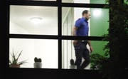Wer braucht Hilfe? Die Polizei in den Gängen des Alterszentrums. (Bild: Picasa)