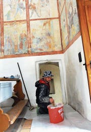 Balz Stöckli vom Kirchenmaleratelier Stöckli bei den Malerarbeiten in der Kernser Möslikapelle. (Bild: Adrian Venetz (6. April 2017))