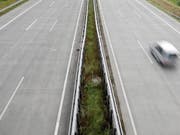 Acht Kilometer in die falsche Richtung: Eine 82-jährige Lenkerin ist am Sonntagmorgen auf der A1 zur Geisterfahrerin geworden. (Symbolbild) (Bild: KEYSTONE/EPA/FOCKE STRANGMANN)