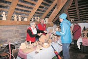 Franz Christen bastelt bezaubernde Figuren aus Holz. Frau Theres hilft ihm, wie hier auf dem Wirzweli, beim Verkaufen. (Bild: Richard Greuter)