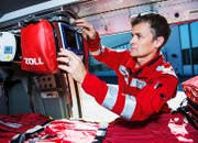 Notarzt Thomas von Wyl bei Vorbereitungsarbeiten im Rega-Heli in der Basis Wilderswil. (Bild SRF/Peter Mosimann)