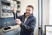 ARA-Bereichsleiter Robert Schleiss füllt zur Probe Molke in eine Kuvette. (Bild: Manuela Jans-Koch (Engelberg, 21. Dezember 2017))
