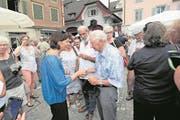 Bundespräsidentin Doris Leuthard schüttelte in Sarnen unzählige Hände. (Bild: Roger Zbinden/OZ, Sarnen, 7. Juli 2017)