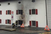 Feuerwehrleute untersuchen die Brandstelle. (Bild: Kantonspolizei Schwyz)