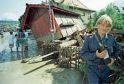 Bärti Bucher war nach dem Hochwasser für den Zivilschutz im Einsatz. Unser Bild zeigt ihn an der Brünigstrasse. (Archivbilder: Peter Fischli/OZ (Sachseln, 21. August 1997))