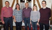 Peter Megnet (Mitte) mit den zurückgetretenen Vorstandsmitgliedern Josef Echser und Jeannette Herger (links) und den neuen Kräften Anna Furger und Flavio Eller (rechts). (Bild: Lorenz Gamma (Erstfeld, 27. Januar 2018))
