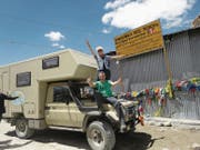 Die Reisenomaden Walter und Ruth Odermatt. Hier auf einem der höchsten befahrbaren Pässe der Welt, dem 5602 Meter hohen Khardung La in Nordindien. (Bild: PD)